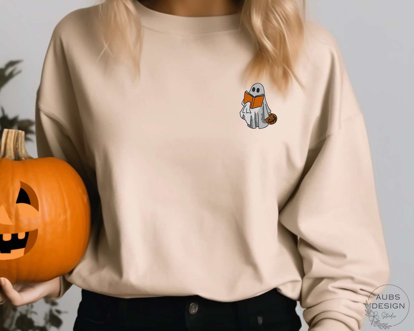 Embroidered Book lover sweatshirt